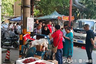 染红！佩德罗与罗马球员发生冲突两黄变一红被罚下！